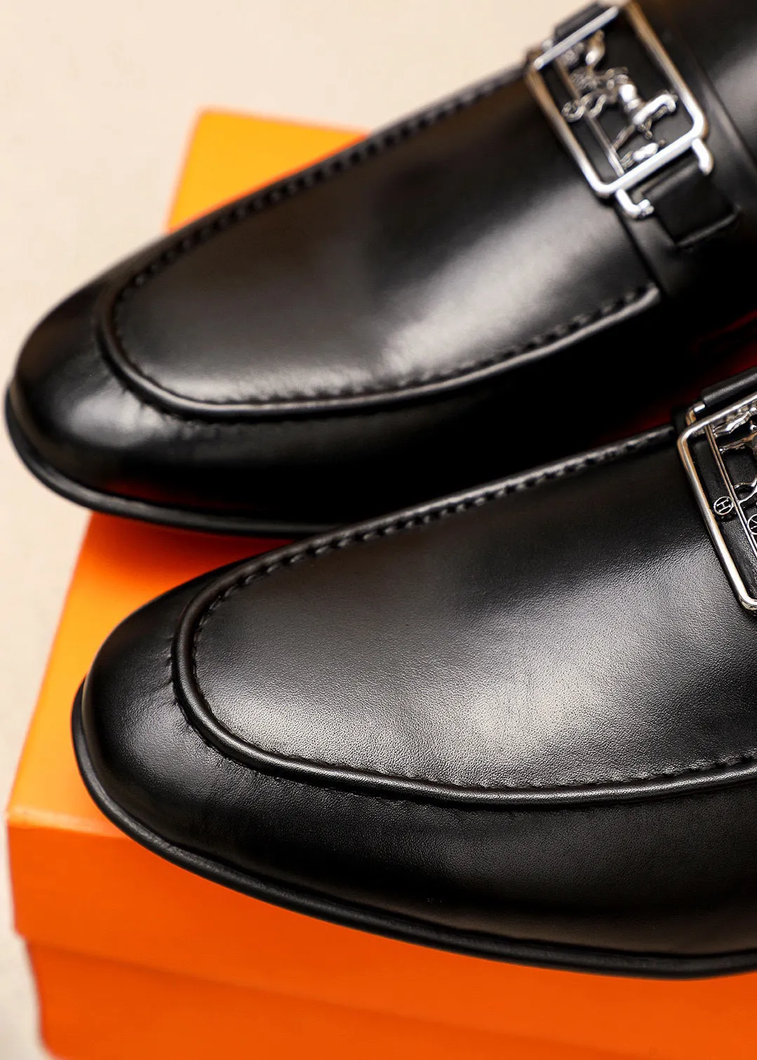 Men's shoes 💰460 💐 Product trademark: HERMES "Hermès" fashion leather shoes Regular size: 39-44 (38.45.46🉑️Customized) Product materials: Selected imported first-layer cowhide upper + classic hardware buckle, imported water-dyed cowhide lining. Strong three-dimensional visual effect, rubber outsole Color: 1⃣️color optional